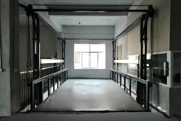 大型液壓升降貨梯報(bào)價(jià)及圖片_濟(jì)南銀泰30年廠家直銷支持定制