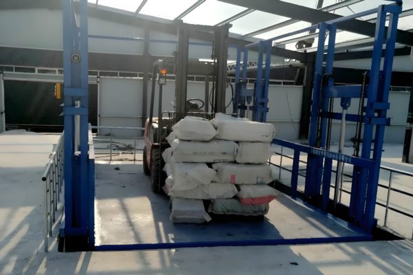 大型液壓升降貨梯應(yīng)用于建筑施工